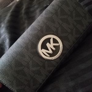 Michael Kors Signature Fulton wallet